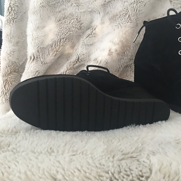 Women’s size 7 Michael Kors wedge bootie - Picture 4 of 6